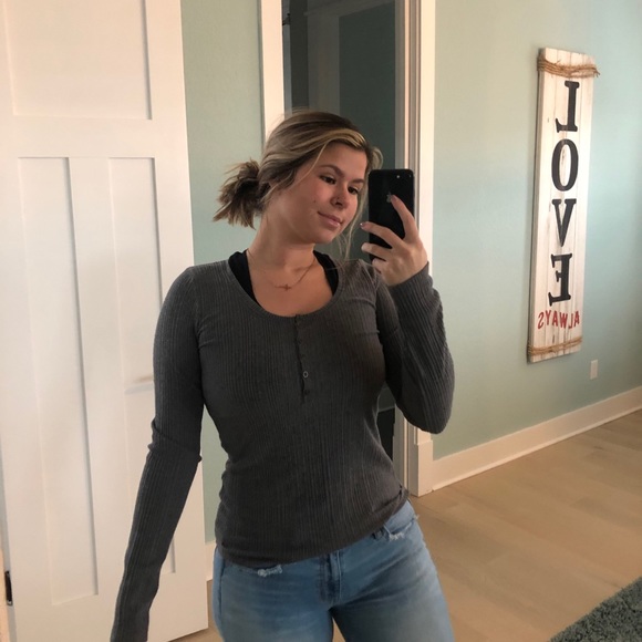 Gray Hollister long sleeve - Picture 3 of 5